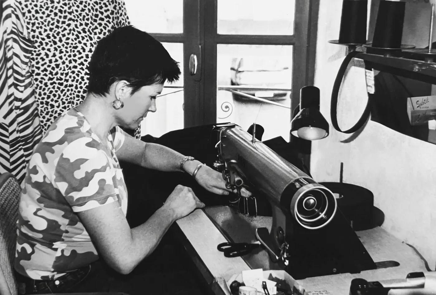 Aux débuts de l’atelier : la fondatrice à sa machine à coudre